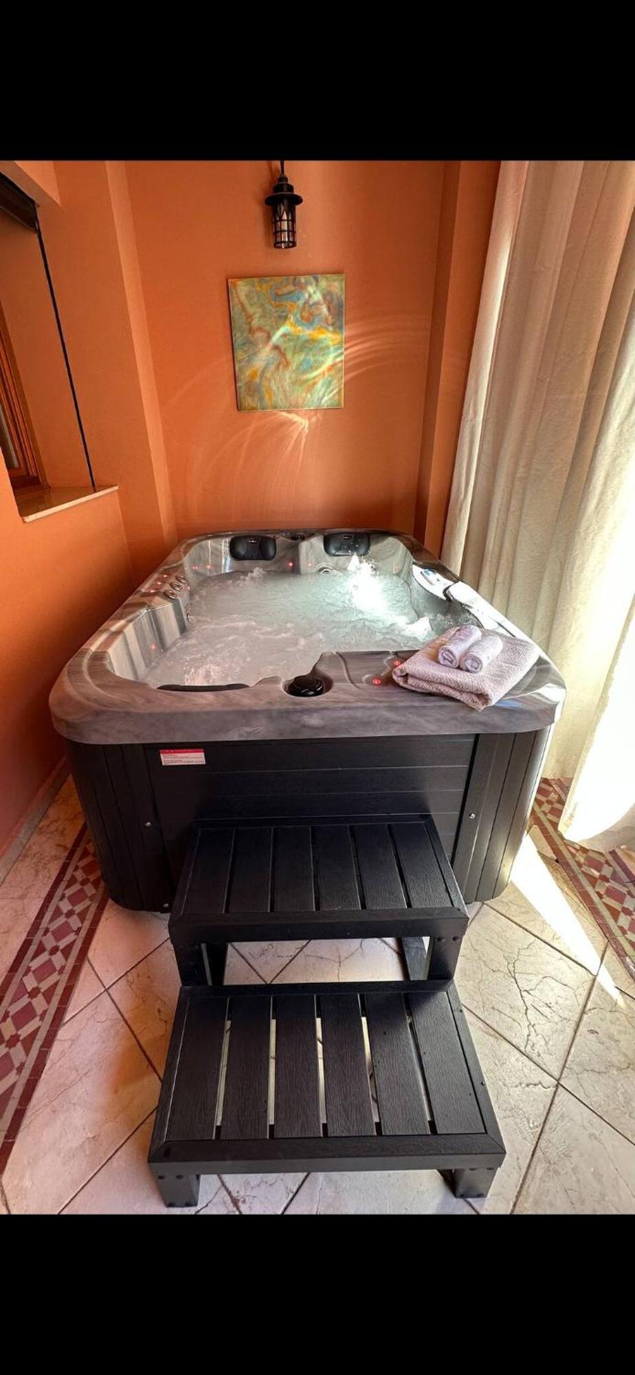 Lux Apt, Prime Location, Jacuzzi * Marrakesch